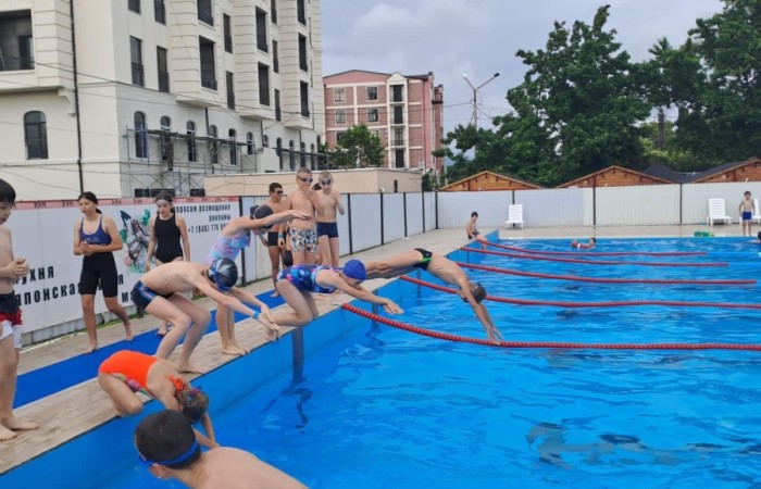 В Детско-юношеской спортивной школе №1 г. Сухум в летнее время проходят тренировки по плаванию на воде