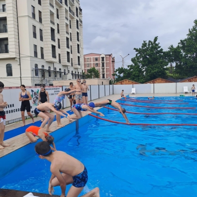В Детско-юношеской спортивной школе №1 г. Сухум в летнее время проходят тренировки по плаванию на воде